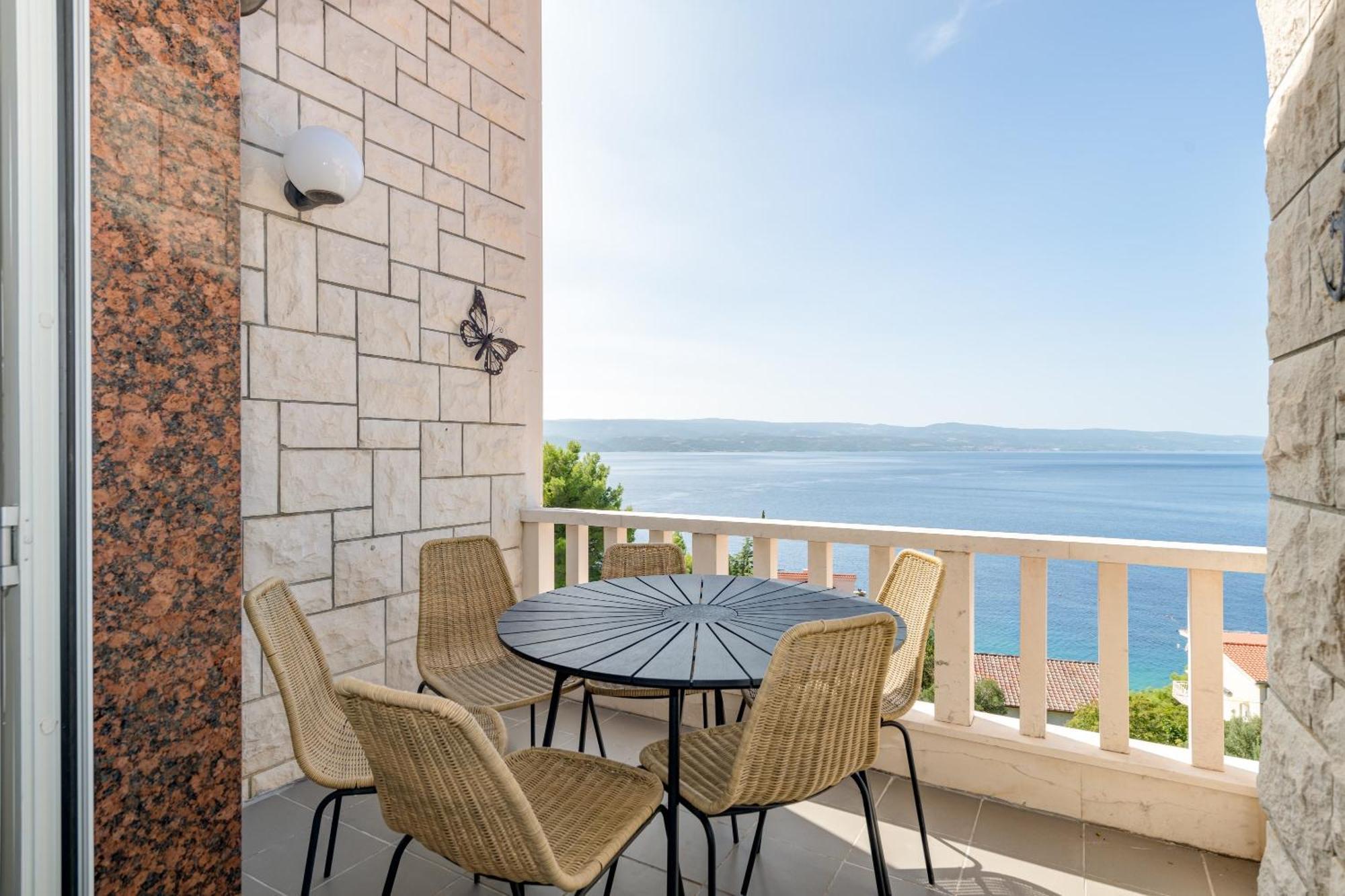 Apartments With Pool Vrdoljak Omiš Værelse billede