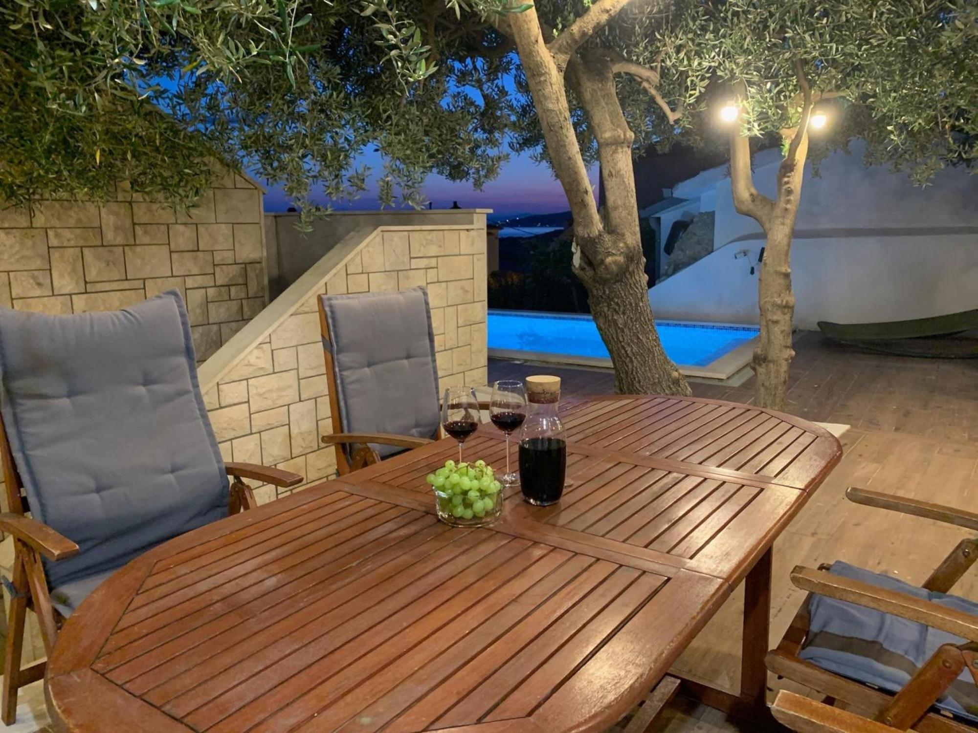 Apartments With Pool Vrdoljak Omiš Værelse billede