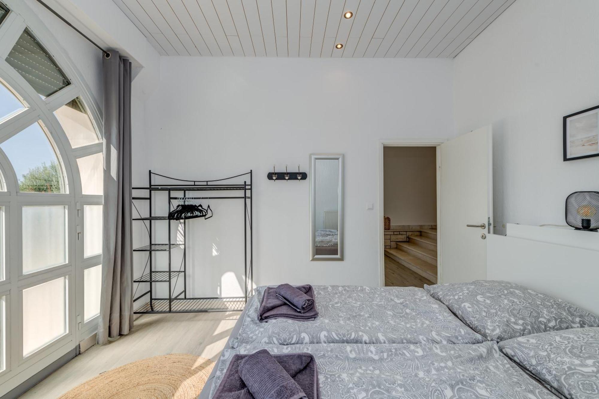 Apartments With Pool Vrdoljak Omiš Værelse billede