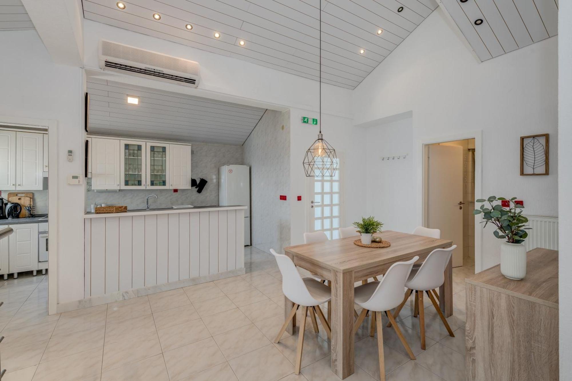 Apartments With Pool Vrdoljak Omiš Værelse billede