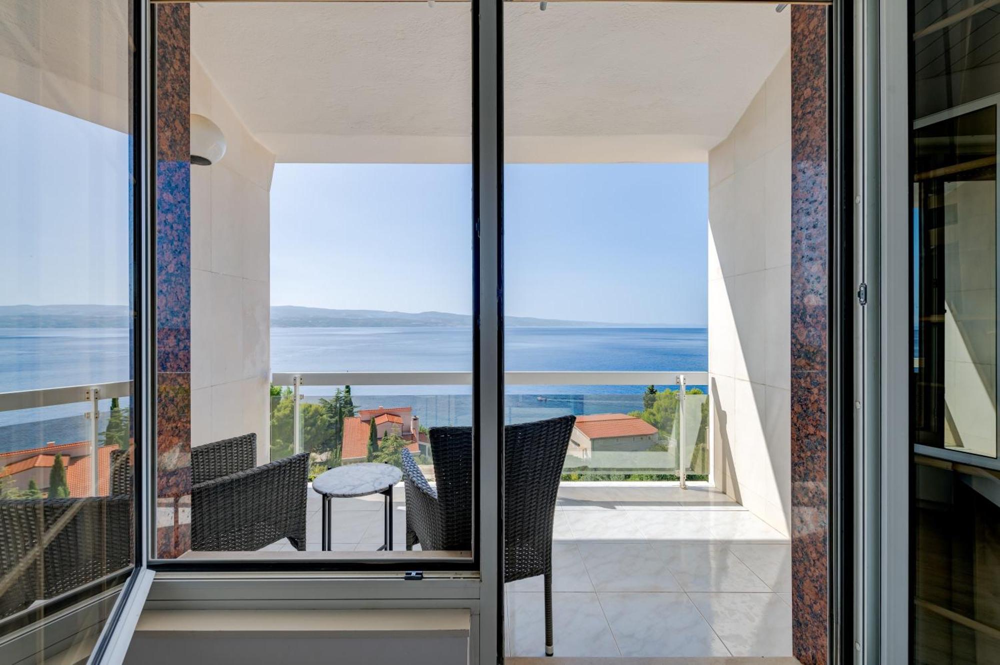 Apartments With Pool Vrdoljak Omiš Værelse billede