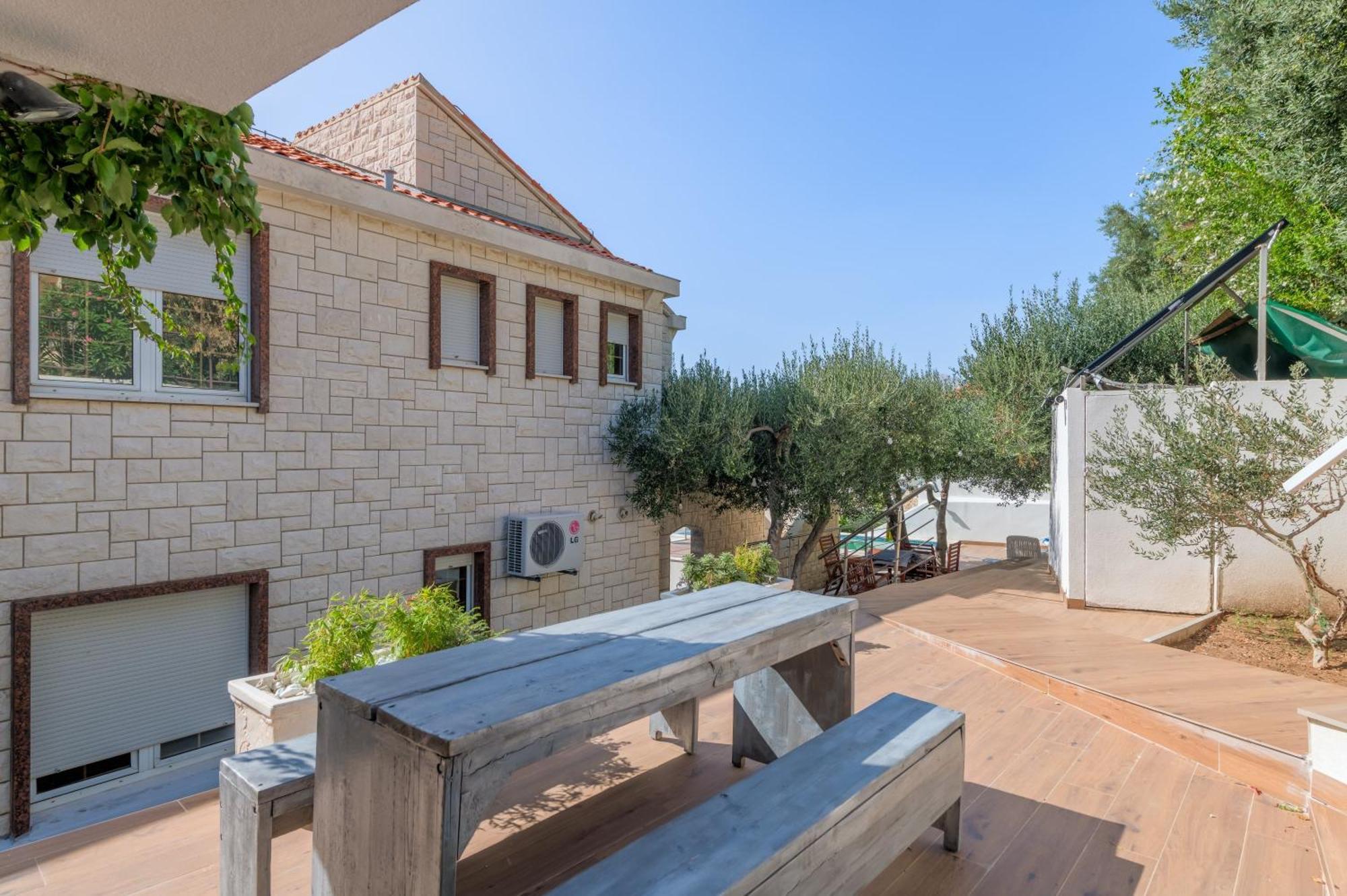 Apartments With Pool Vrdoljak Omiš Værelse billede