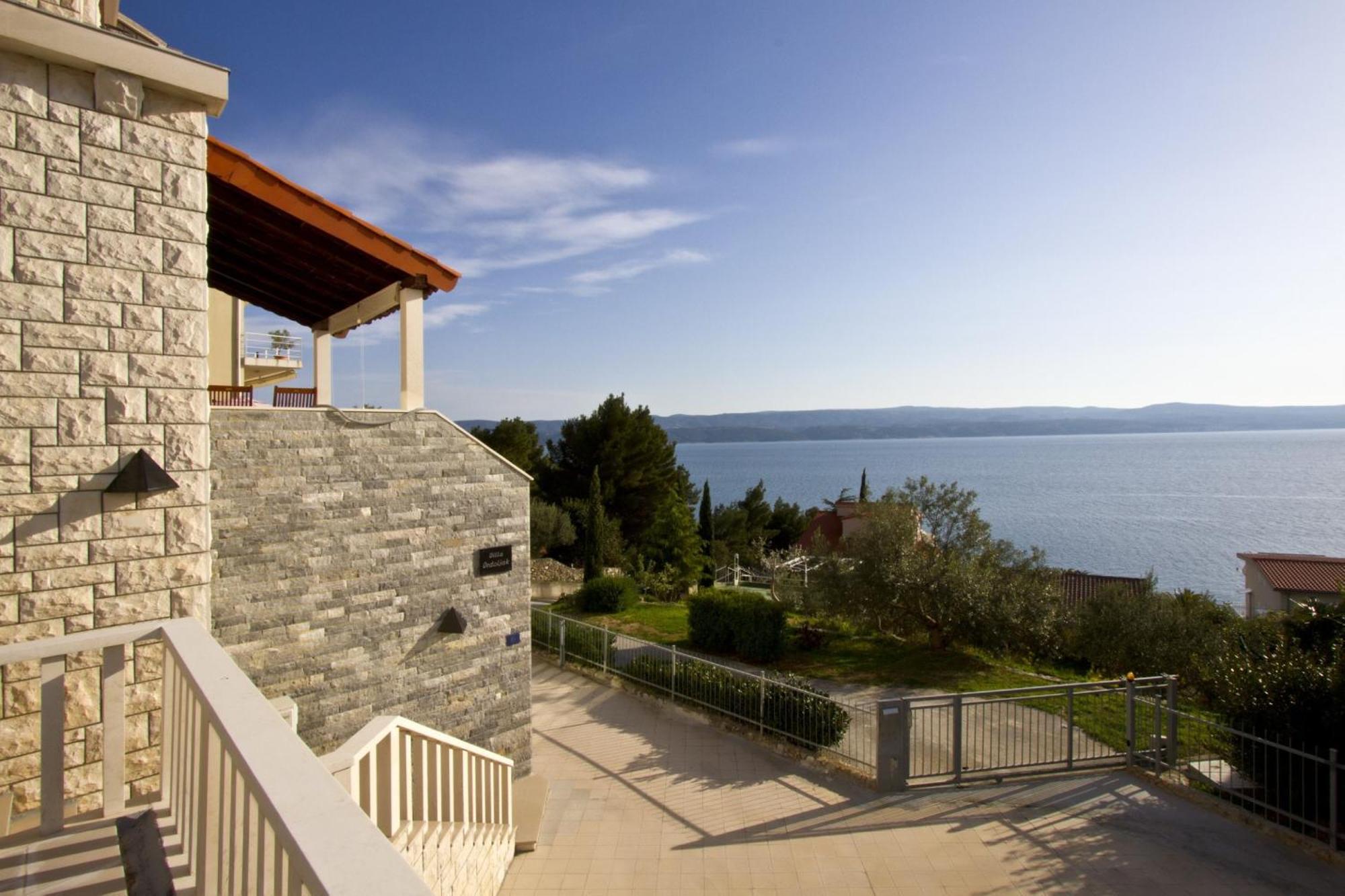 Apartments With Pool Vrdoljak Omiš Værelse billede